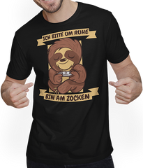 Produktbild von T-Shirt mit Mann Bitte um Ruhe bin am zocken Gamer Sprüche Faultier Zocker