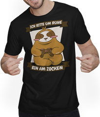 Produktbild von T-Shirt mit Mann Bitte um Ruhe bin am zocken Gamer Sprüche Faultier Zocker