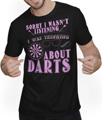 Produktbild von T-Shirt mit Mann DARTS | Lustiger Spruch für Frau Darter & Dartfans Turnier