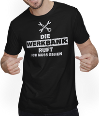 Produktbild von T-Shirt mit Mann Die Werkbank ruft - Tüftler Bastler Schrauber Spruch Vater