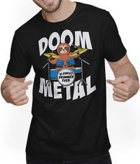 Produktbild von T-Shirt mit Mann Doom Metal Drummer Faultier | Lustiger Schwermetall Spruch | Trommeln