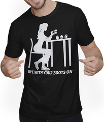 Produktbild von T-Shirt mit Mann Dye with Your Boots On Lustige Ostereier färben Spruch
