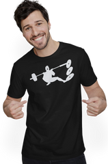 Zeigt Produktbild mit T-Shirt auf dem einem Mann ein Unglück beim Kreuzheben passiert