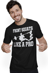 Produktbild zeigt T-Shirt mit Spruch "Front Squats Like A Pro" und Grafik bei dem einem Mann ein Unglück bei Kniebeugen passiert (lustig)
