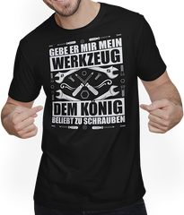 Produktbild von T-Shirt mit Mann Gebe er mir mein Werkzeug - Dem König beliebt zu schrauben