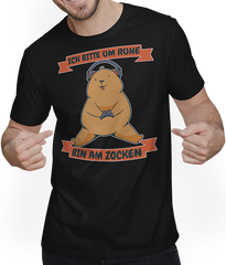 Produktbild von T-Shirt mit Mann Ich bitte um Ruhe, bin am zocken Gamer Sprüche Bär Zocker