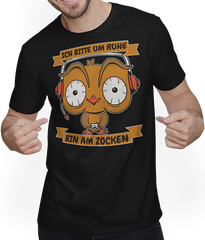 Produktbild von T-Shirt mit Mann Ich bitte um Ruhe, bin am zocken Gamer Sprüche Eule Zocker