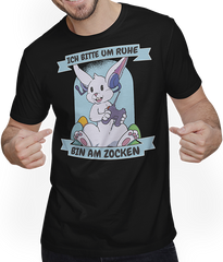 Produktbild von T-Shirt mit Mann Ich bitte um Ruhe, bin am zocken Gamer Sprüche Hase Zocker