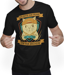 Produktbild von T-Shirt mit Mann Ich bitte um Ruhe, bin am zocken Gamer Sprüche Katze Zocker