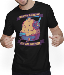 Produktbild von T-Shirt mit Mann Ich bitte um Ruhe, bin am zocken Gamer Sprüche Küken Zocker