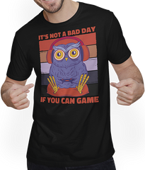 Produktbild von T-Shirt mit Mann It's Not A Bad Day If You Can Game Eule Zocker Gamer Spruch