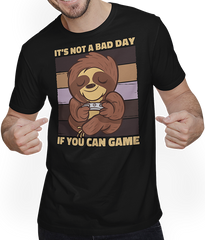 Produktbild von T-Shirt mit Mann It's Not A Bad Day If You Can Game Sloth Zocker Gamer Spruch