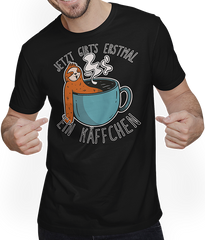 Produktbild von T-Shirt mit Mann Jetzt gibt's erstmal ein Käffchen Faultier Kaffee Sprüche