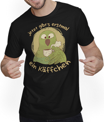 Produktbild von T-Shirt mit Mann Jetzt gibt's erstmal ein Käffchen Papagei Kaffee Sprüche