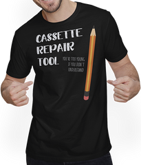 Produktbild von T-Shirt mit Mann Kassetten-Reparaturwerkzeug "Too Young If You Don't Understand"