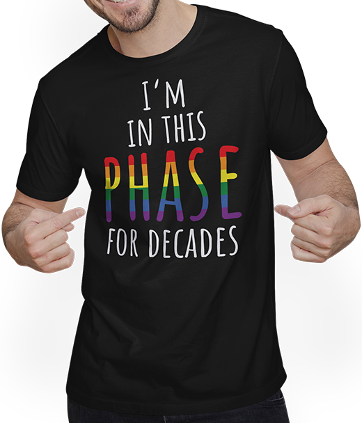 Produktbild von T-Shirt mit Mann LGBTQ+ Gay Pride Regenbogenflagge "I'm In This Phase For Decades"