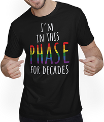 Produktbild von T-Shirt mit Mann LGBTQ+ Gay Pride Regenbogenflagge "I'm In This Phase For Decades"