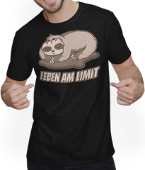 Produktbild von T-Shirt mit Mann Leben am Limit lustiger Faultier Sprüche für Mädchen & Jungs
