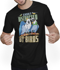 Produktbild von T-Shirt mit Mann Leicht abgelenkt durch Vogelbeobachtung