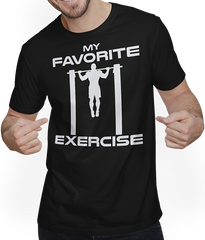 Produktbild von T-Shirt mit Mann Lieblingsübung Rückentraining Calisthenics Muscle Pull Ups