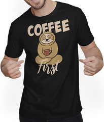 Produktbild von T-Shirt mit Mann Lustiger Kaffee Spruch mit Faultier für Kaffeetrinker