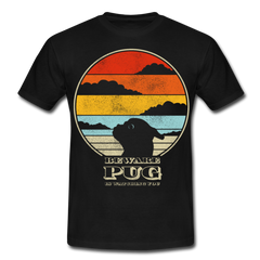 Pug is watching | Männer T-Shirt - Schwarz