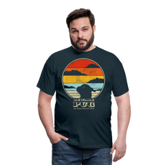 Pug is watching | Männer T-Shirt - Navy