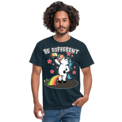 Be Different Pinkelndes Einhorn | Männer T-Shirt - Navy