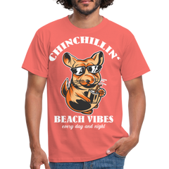 Chinchillin Beach Vibes | Männer T-Shirt - Koralle