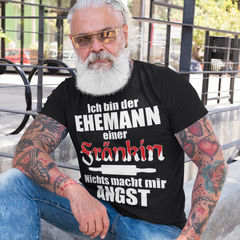 Humorvoller Franke trägt T-Shirt mit lustigem fränkischen Spruch