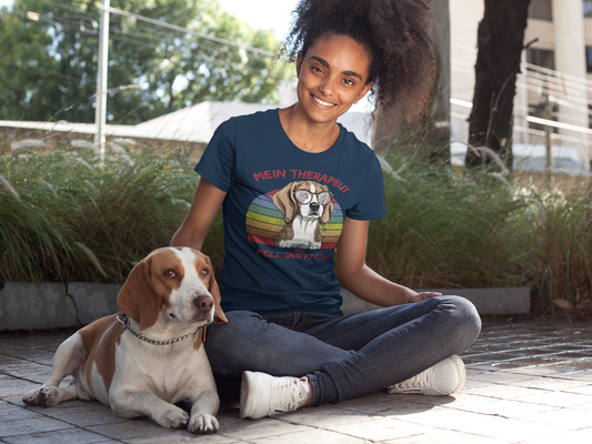 Zeigt eine Frau mit Beagle Hund und T-Shirt auf dem ein lustiger Spruch für Hundehalter steht