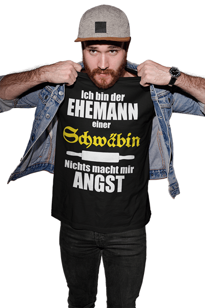 Zeigt einen Ehmann mit T-Shirt mit lustigem Spruch darauf: Ich bin der Ehemann einer Schwäbin nichts macht mir Angst