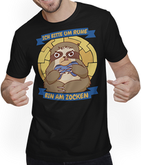 Produktbild von T-Shirt mit Mann Bitte um Ruhe bin am zocken Gamer Sprüche Faultier Zocker