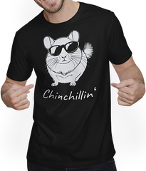 Produktbild von T-Shirt mit Mann Chinchillin Chinchilla-Spruch für Halter von Chinchilla