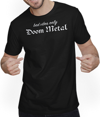 Produktbild von T-Shirt mit Mann Doom Metal Bad Vibes Only | Lustiger Spruch aus schwerem Metall