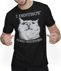 Produktbild von T-Shirt mit Mann I Destroy Sleep Routines Katzen-Spruch