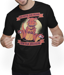 Produktbild von T-Shirt mit Mann Ich bitte um Ruhe, bin am zocken Gamer Sprüche Dino Zocker