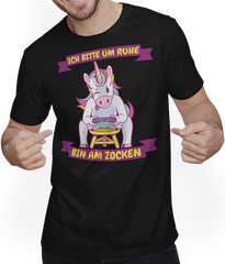 Produktbild von T-Shirt mit Mann Ich bitte um Ruhe bin am zocken Gamer Sprüche Einhorn Zocker