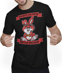 Produktbild von T-Shirt mit Mann Ich bitte um Ruhe, bin am zocken Gamer Sprüche Hase Zocker