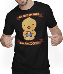 Produktbild von T-Shirt mit Mann Ich bitte um Ruhe, bin am zocken Gamer Sprüche Küken Zocker