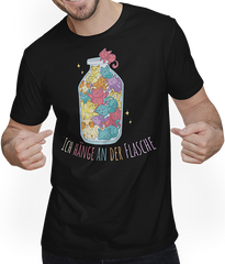 Produktbild von T-Shirt mit Mann Ich hänge an der Flasche Lustige Katzen Sprüche Katzenspruch