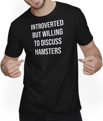 Produktbild von T-Shirt mit Mann Introverted But Will To Discuss Hamster Spruch