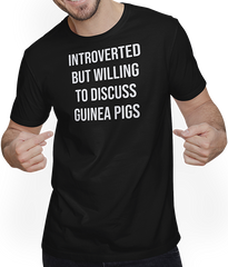 Produktbild von T-Shirt mit Mann Introverted But Will To Discuss Meerschweinchen Spruch