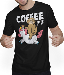 Produktbild von T-Shirt mit Mann Lustiger Kaffeespruch | Witziges Faultier reitet Einhorn