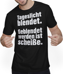Produktbild von T-Shirt mit Mann Lustiger Spruch Gothics Gruftis Metaller Tageslicht blendet