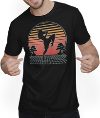 Produktbild von T-Shirt mit Mann Martial Arts Fighter Futuristische Retro | Muay Thai Kickboxer