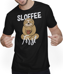 Produktbild von T-Shirt mit Mann Sloffee First Coffee Spruch Koffein mit lustigem Faultier Spruch