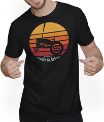 Produktbild von T-Shirt mit Mann Vintage Traktor und Trecker T-Shirt - Retro Sonnenuntergang