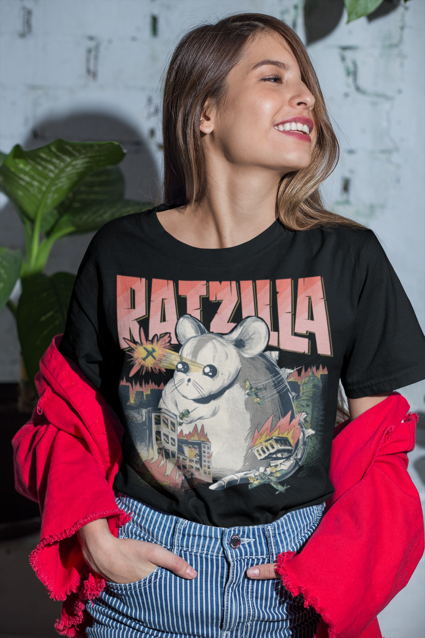 Frau trägt T-Shirt mit RATZILLA. Lustiger Ratten Spruch. Online kaufen