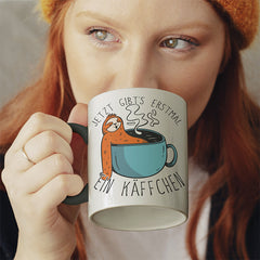 Jetzt gibts erstmal ein Käffchen Faultier 1 Witzige schwarze Tasse kaufen Geschenk